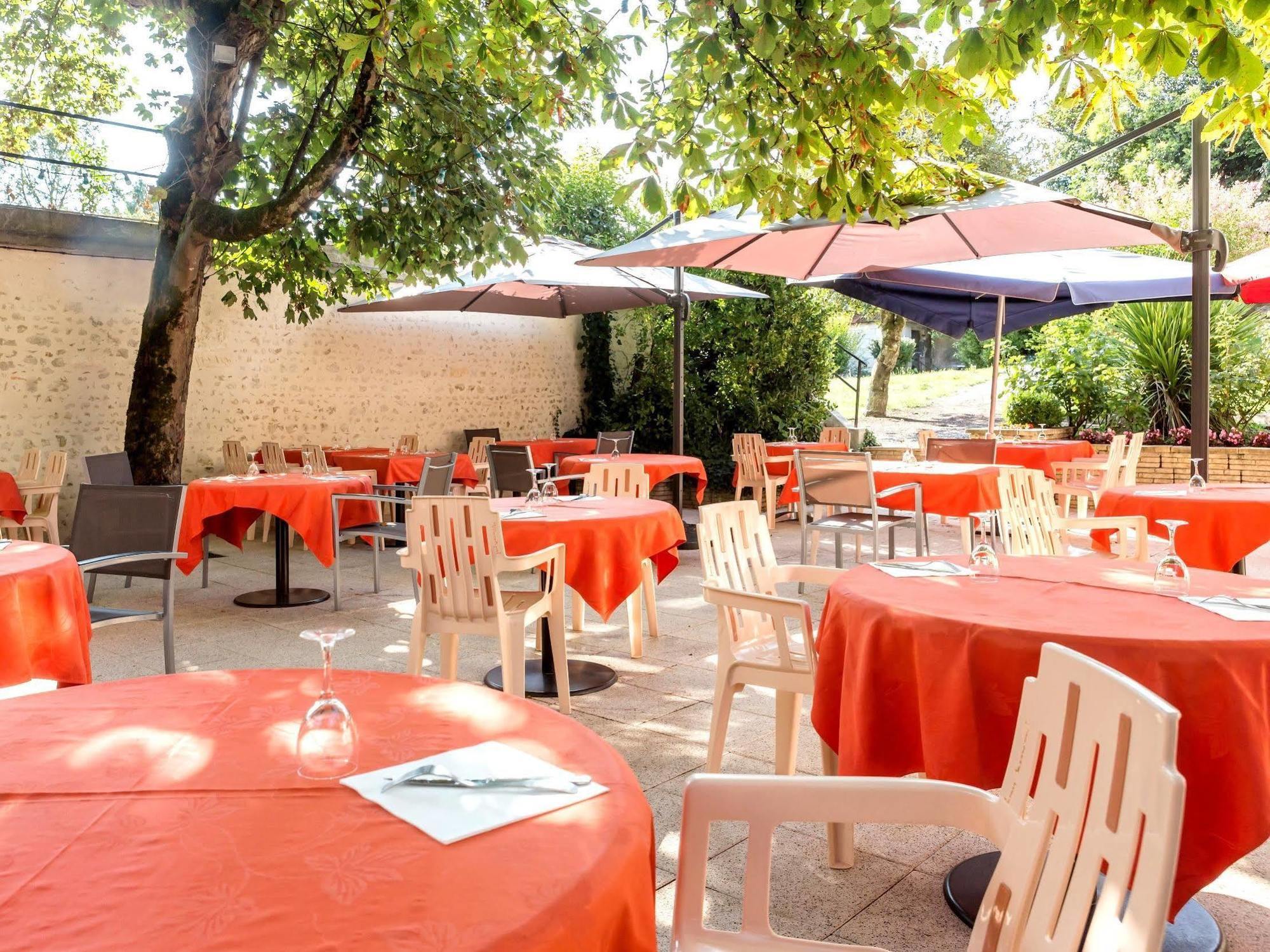 Hotel Restaurant La Boule D'Or Barbezieux-Saint-Hilaire Exteriér fotografie